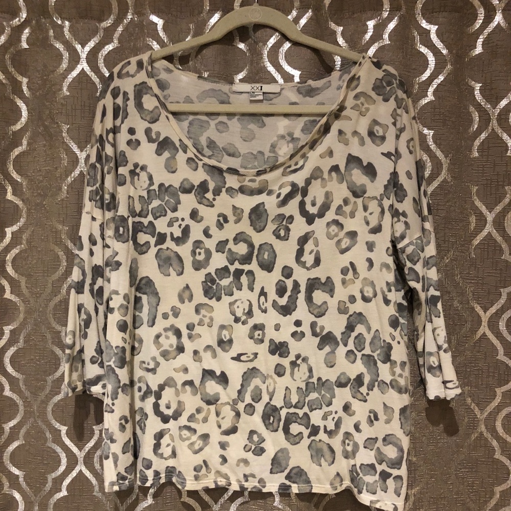 1/4 sleeve grey and white cheetah print blouse